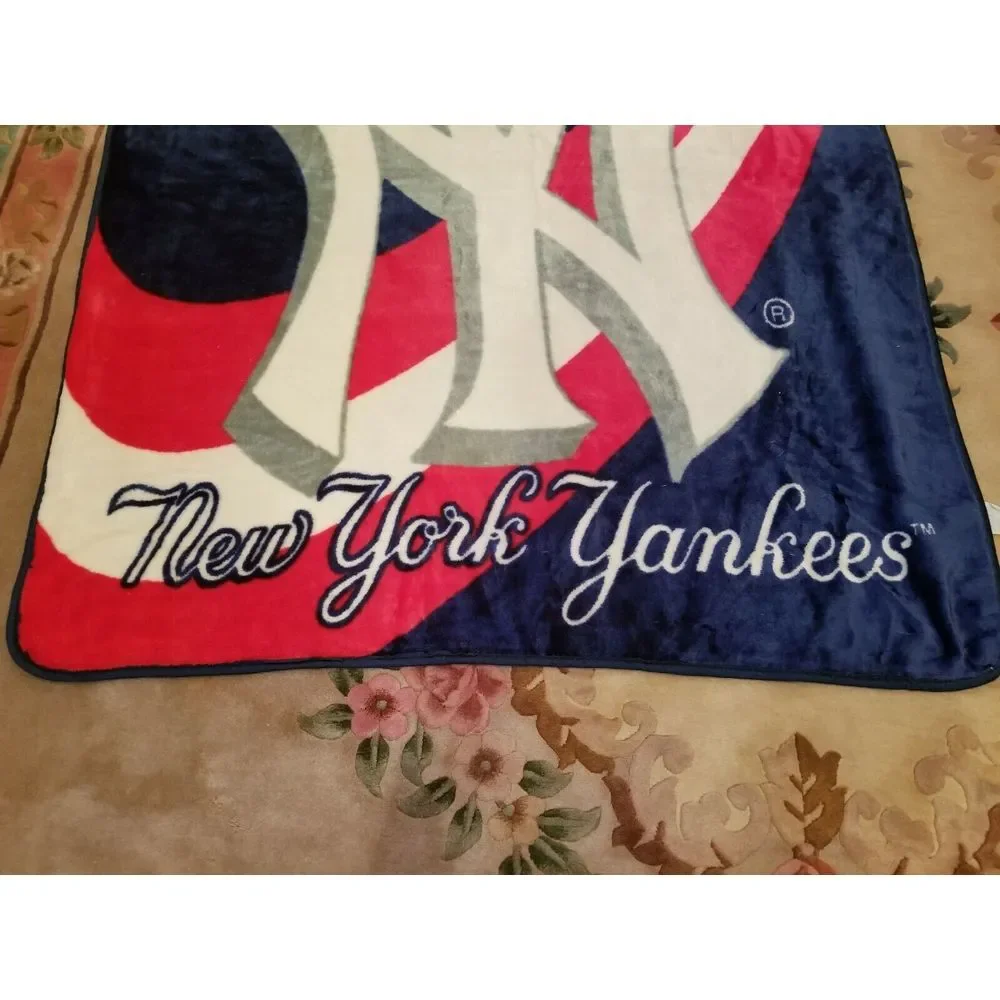 Northwest Company New York Yankees Soft Plush Large Throw Blanket‎ 48 X 62